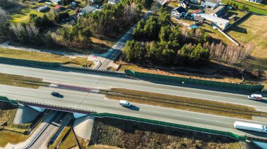 Drone görünümü yolun ormanı