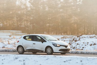 karlı yolda araba beyaz araba