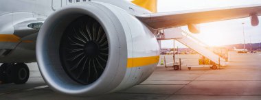 Havaalanında ticari uçak kanadı ve kuyruk bölümü.