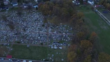 Kutlama, parlayan mezarlarla kutlanır.