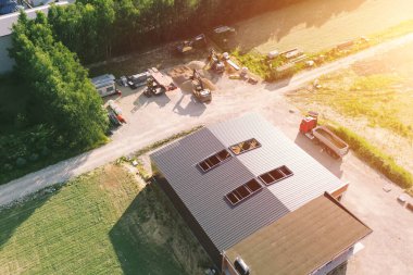 Müteahhit ekibiyle şehir inşaatı.