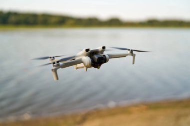 Sakin havada süzülen gelişmiş teknoloji dronu