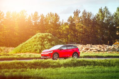 Pürüzsüz kırsal yolda gelecekteki elektrikli SUV