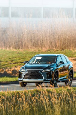 Uzak yolda pahalı bir SUV araba.