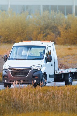 Ekipmanlı ve açık platformlu çekici