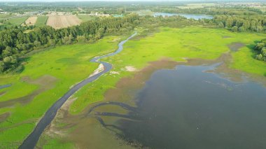 Çayır ve boş rezervuarlı hava manzarası