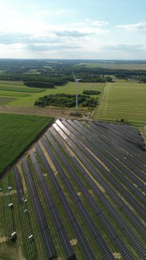 Tarlalarda rüzgar türbini ve güneş dizisi