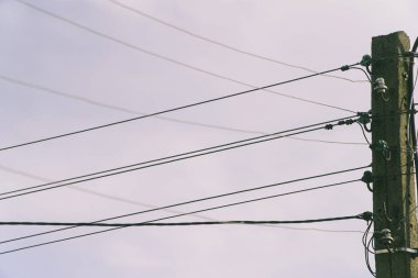 Elektrik kablolarıyla mavi gökyüzü arkaplanı