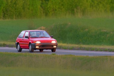 Doğada seyahat eden el değmemiş boya vintage araç.