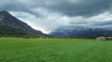 Bavyera kırsalında dağ manzarası ve çayır
