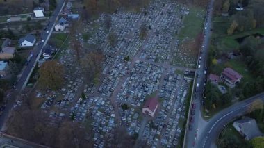 Mezarlık gün batımından sonra parlayan mumlarla dolu.