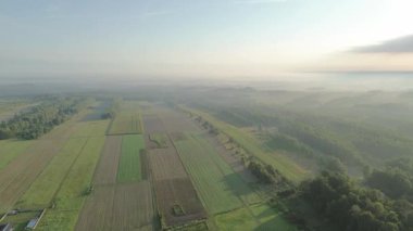 Kırsal alanların üzerinde altın saat sisi