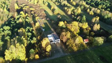 Sonbahar kırsalında çevre dostu ev projesi