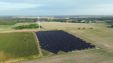 Güneş panelleri ve yel değirmeni olan yenilenebilir enerji çiftliği