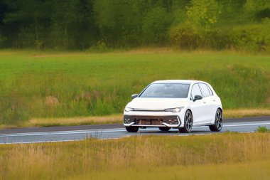 Küçük hatchback modeli asfalt sokağa park edilmiş.