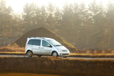 Kırsal macerada küçük bir hatchback