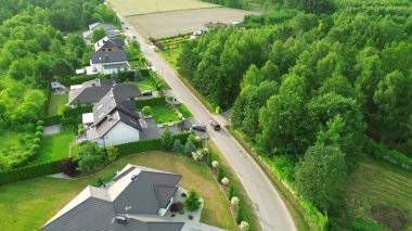 Yeşil ormanın yanındaki yeni yerleşim bölgesi.