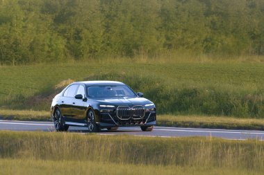 Parlak premium araba huzurlu bölgeden geçiyor.