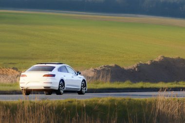 Zarif ön ve tekerlekleri gösteren birinci sınıf araba