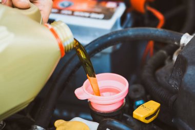 Araç motorunda elle benzin doldurma