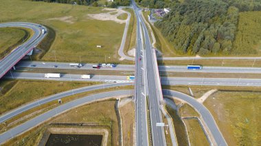 Hareket eden araçlarla çevre yolu üst geçidi