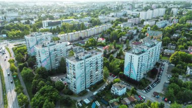 Trafiği ve yeşilliği olan yerleşim bölgesi