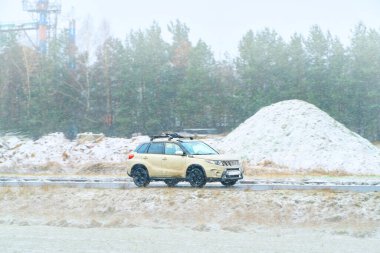 Kışın karlı yolda giden SUV.