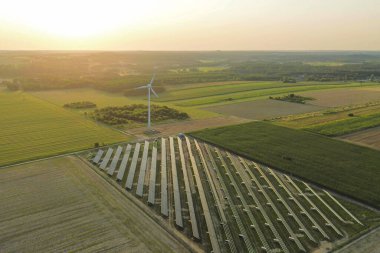 Rüzgar türbini ve güneş panelleri temiz enerji üretiyor
