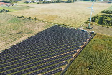 Rüzgar ve güneş ışığından gelen temiz çevre enerjisi