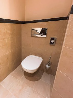 Kapalı klozet kapağı tasarımı olan minimalist tuvalet.