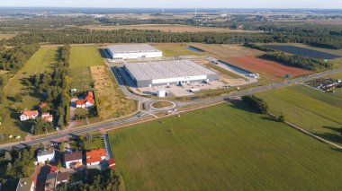 Park etmiş kargo kamyonları olan ticari dağıtım merkezi.