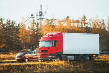 Kırsal asfalt yolda yük kamyonu.