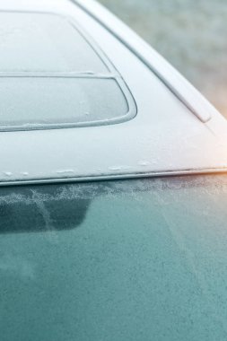 Karlı havada buzla kaplı araba ön camı