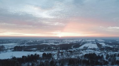 Kırsal bölgede kar manzaralı dondurucu bir sabah.