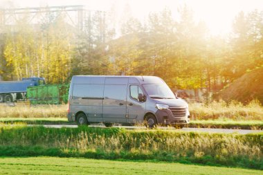 Kırsal yolda giden nakliye aracı