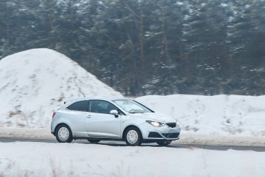 Kışın kar yağarken yolda araba sürmek