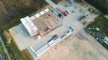 İnşaat alanındaki işçilerin hava görüntüsü