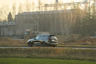 Huzurlu bir akşamda modern lüks araba