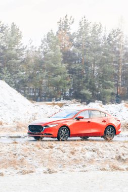 Açık kırsal yolda hız yapan bir arazi aracı.