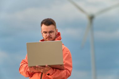 Sürdürülebilir enerji projesi için dizüstü bilgisayar kullanan kişi