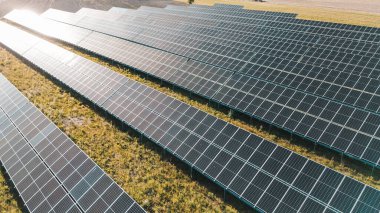 Alacakaranlık alanında güneş enerjisi üretimi.