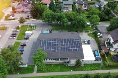 Banliyö mağazasının çatısı güneş panelleriyle kaplı.