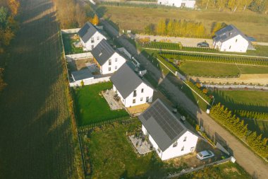 Çatısı güneş panelleri olan kırsal alanda bir ev.