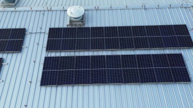 Endüstriyel yapı üzerine modern güneş paneli sistemi