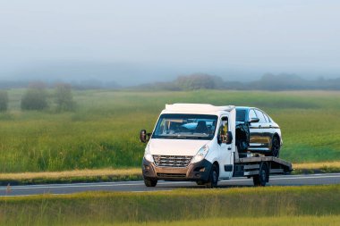 Kaza yaptıktan sonra otoyolda hurdaya çıkmış.
