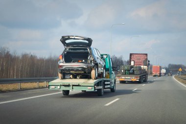 Çekicide arkadan çarpan araba var.