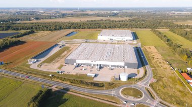 Yük kamyonları büyük depo tesisine yükleniyor.