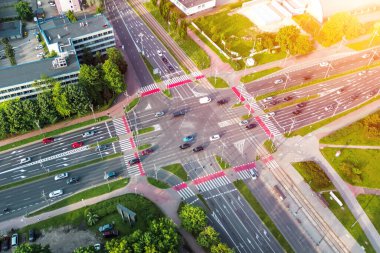 Trafik ve binalarla şehir merkezi manzarası