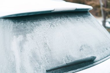 Kış fırtınası ön camı buzla kaplıyor.