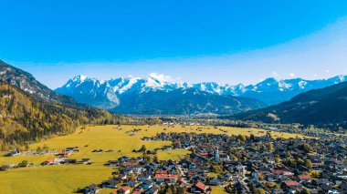 Karlı dağların yakınındaki Alman köyü